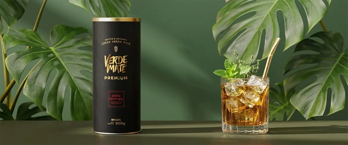 Lasissa tarjoiltava virkistävä tereré, jossa on jäitä ja minttua, valmistettu Verde Mate Premium Elite Energy -tuotteen pohjalta