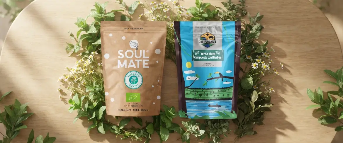 Yrttiset yerba mate -doypack-pakkaukset, joissa on piparminttua ja yrttejä luonnollisessa koostumuksessa puutaustalla.