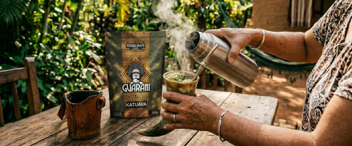 Paraguaylainen yerba mate, valmistettuna kuumana – kaadetaan vettä mate-Paraguay-lehtien päälle