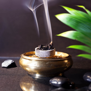 Palo Santon lastujen ja suitsukehiilien setti.