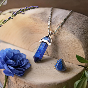 Riipus lapis lazuli pussissa + ketju
