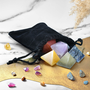7 chakra-kiven sarja - pyramidit