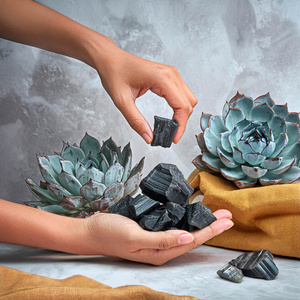 Juurichakran (Muladhara) setti: chakratee + maaginen jalokivi